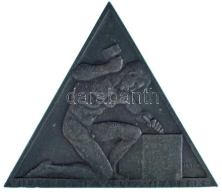 Murányi Gyula (1881-1920) 1917. "Világ [] O 917. V. 29. Világbéke" háromszög alakú Zn szabadkőműves plakett hátoldalán "Bruder Schneider Wien" gyártói jelzéssel (68x68x68mm) T:AU / Hungary 1917. "Világ [] O 917. V. 29. Világbéke" triangular Zn masonic plaque with "Bruder Schneider Wien" maker's mark on the back. Sign: Gyula Murányi (68x68x68mm)