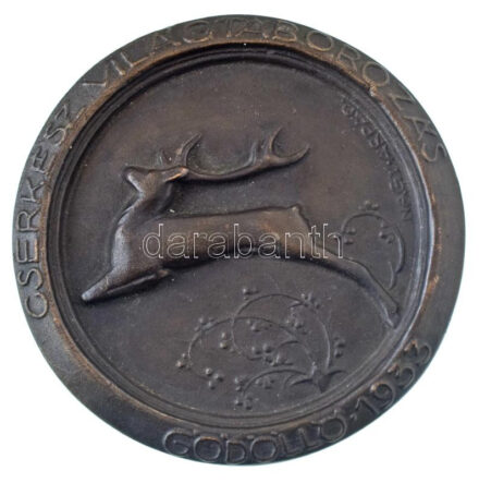 Nagy Árpád (1894-1959) 1933. "Cserkész Világtáborozás - Gödöllő" nagyalakú bronz plasztika, hátoldalán filc bevonattal. Szign.:Nagy Árpád (~116mm) T:XF / Hungary 1933. "Scout World Jamboree - Gödöllő" large bronze sculpture, felt covered on the back. Sign.:Árpád Nagy (~116mm)