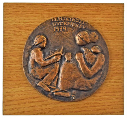 Takács Erzsébet (1928-1999) 1979. "Nemzetközi Gyermekév 1979" öntött bronz plakett, fa alapzaton(~98-100mm) T:AU / Hungary 1979. "Nemzetközi Gyermekév 1979" cast bronze plaque on wooden base (~80-82mm) C:AU