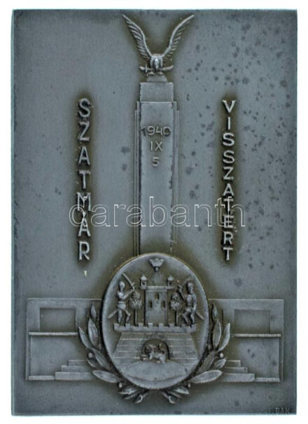 1940. "Szatmár visszatért" hadifém plakett, hátoldalán "1944. III. 12." gravírozással, eredeti "Kistétényi Walther E. Budapest" gyártói tokban (49x69mm). Szign.: P.Bak T:AU R! / Hungary 1940. "Szatmár is Hungary again" war metal plaque with "1944. III. 12." engrave on the back, in original "Kistétényi Walther E. Budapest" maker's case (49x69mm). Sign: P.Bak C:AU