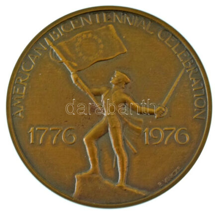 Vincze Pál (1907-1994) 1976. "William Shakespeare - International Shakespeare Association Congress Washington D.C. / American Bicentennial Celebration 1776-1976 (William Shakespeare - Nemzetközi Shakespeare Szövetség kongresszusa Washingtonban / Amerikai Bicentenárium 1776-1976)" angol nyelvű bronz emlékérem (55mm) T:AU / Hungary (1907-1994) 1976. "William Shakespeare - International Shakespeare Association Congress Washington D.C. / American Bicentennial Celebration 1776-1976 " bronze medallion. Sign: Pál Vincze (55mm)