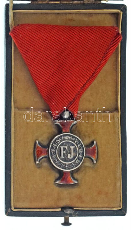 1869-1916. "Ezüst Érdemkereszt vörös szalagon" ezüstözött bronz kitüntetés gömbfüllel, karikán "Wilhelm Kunz - Wien" gyártói jelzéssel, eredeti mellszalaggal, eredeti dísztokban T:XF zománchiba / Hungary 1869-1916. "Silver Merit Cross on a red ribbon" silver plated bronze decoration with "Wilhelm Kunz - Wien" makers mark on suspension ring, with original ribbon, in original box C:XF enamel error NMK