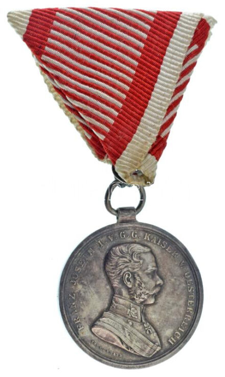 1914. "Ferenc József II. osztályú Ezüst Vitézségi Érem" jelzetlen Ag kitüntetés modern mellszalaggal. Szign.: Tautenhayn T:AU / Hungary 1914. "Silver Gallantry Medal, 2nd Class" Ag decoration without hallmark on the edge, with modern ribbon. Sign.: Tautenhayn C:AU NMK