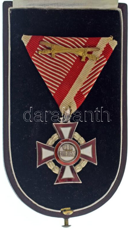 1916. "A Katonai Érdemkereszt III. Osztálya hadidíszítménnyel és kardokkal" zománcozott kitüntetés fémjel nélkül, eredeti mellszalagon, eredeti "V. Mayers Söhne" adományozói tokban T:XF zománchibák / Hungary 1916. "Military Merit Cross, 3rd Class with war decoration" enamelled decoration on original ribbon, without hallmark, in original "V. Mayers Söhne" case C:XF enamel errors NMK
