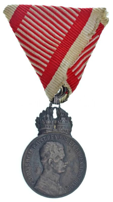 1917. "Ezüst Katonai Érdemérem kardokkal" peremén jelzett Ag kitüntetés modern mellszalagon T:XF patina / Hungary 1917. "Silver Military Merit Medal with swords" Ag decoration, hallmarked on the edge, with modern ribbon C:XF patina NMK 320.