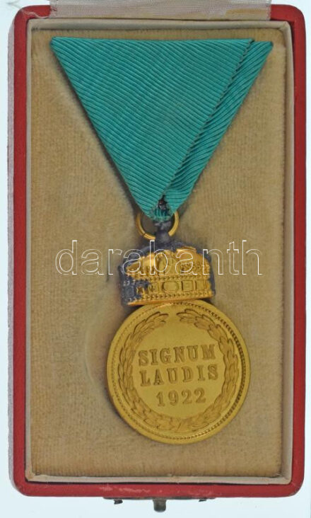 1922. "Magyar Koronás Bronzérem" aranyozott bronz kitüntetés eredeti zöld mellszalaggal, peremében "BRONZ" beütéssel, eredeti, kopottas tokban T:AU kopott aranyozás / Hungary 1922. "Hungarian Bronze Medal with the Holy Crown" gilt bronze decoration with original green ribbon, with "BRONZ" mark on the edge, in original worn case C:AU worn gilt NMK