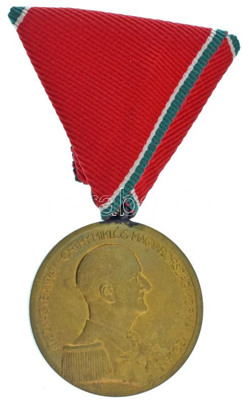 1939. "Magyar Bronz Vitézségi Érem" bronz kitüntetés eredeti mellszalaggal T:AU patina / Hungary 1939. "Bronze Medal for Bravery" bronze decoration with original ribbon C:AU patina NMK 439.