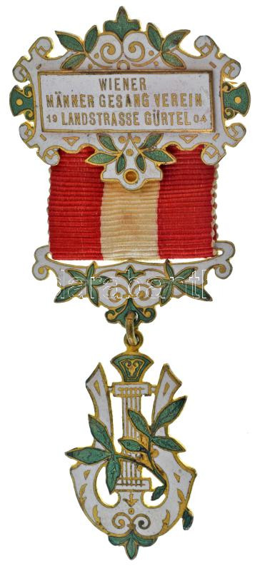 Ausztria ~1910. "Wiener Männer Gesang Verein Landstrasse Gürtel" zománcozott bronz dalos jelvény szalagon, "A. Belada Wien VII. 2. Burgasse 40" gyártói jelzéssel (95x42mm, szalaggal) T:AU,XF / Austria ~1910. "Wiener Männer Gesang Verein Landstrasse Gürtel" enameled bronze singing badge on ribbon with "A. Belada Wien VII. 2. Burgasse 40" maker's mark (95x42mm, with ribbon)
