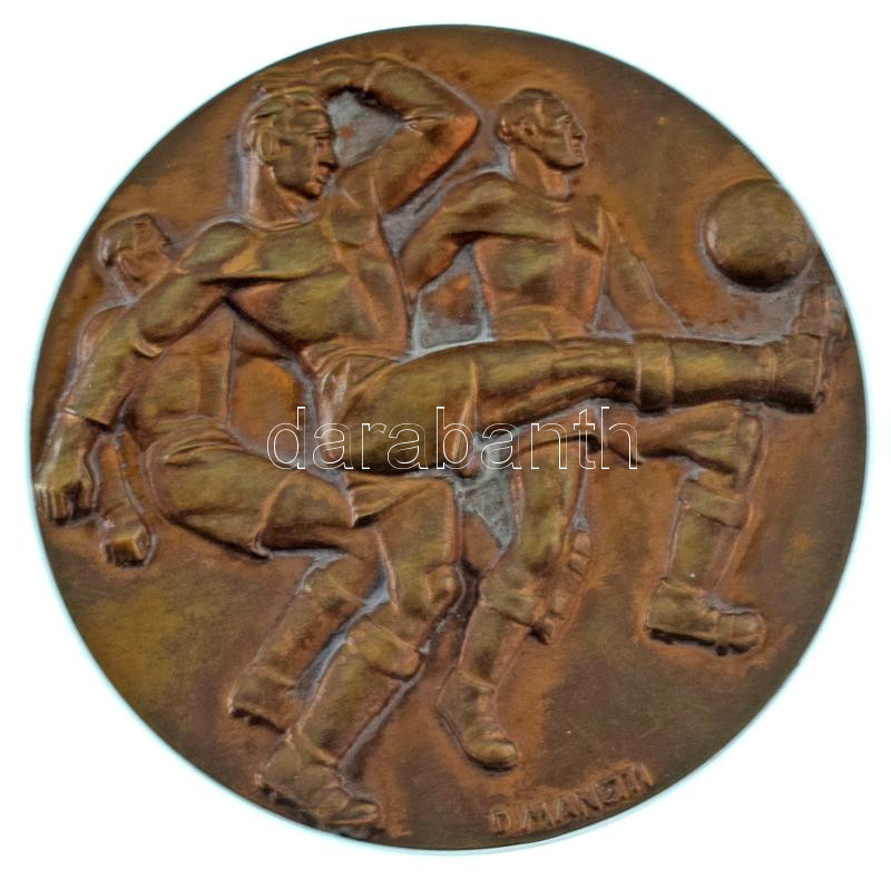 Olaszország 1934. "Labdarúgó Világbajnokság" kétoldalas, bronz részvételi érem Sárosi György nevére gravírozva, eredeti tokban. Szign.: D. Manetti, "Stag. Artistigi Fiorentini" gyártói jelzéssel. Sárosi György (1912-1993) magyar válogatott labdarúgó, a Ferencváros híres csatára. A Fradiban 383 bajnoki mérkőzésen 351 gólt szerzett, 1931 és 1948 közötti felnőtt pályafutása során végig az FTC-ben futballozott. A bajnoki címet és a Magyar Kupát egyaránt öt alkalommal hódította el a zöld-fehérekkel, de egy ízben megnyerték a Közép-Európa Kupát is. Háromszoros magyar gólkirály, 1941-ben az év labdarúgója Magyarországon, 1946-tól az FTC örökös bajnoka. A magyar válogatottban 1931 és 1943 között 62 alkalommal lépett pályára, s összesen 42 gólt szerzett. A nemzeti csapattal részt vett az 1934-es olaszországi, és az 1938-as franciaországi Világbajnokságon is, előbbin a negyeddöntőig jutott a magyar csapat, utóbbin ezüstérmet szerzett. Labdarúgó-pályafutása után edzőként helyezkedett el, 1948-tól 1977-ig Olaszországban több klubnál is dolgozott, többek között az AS Bari, a Juventus, a Genoa, az AS Roma, a Bologna és a Brescia is bizalmat szavazott neki. "CAMPIONATO MONDIALE DI CALCIO - FIFA - FIGC - ITALIA, MAGGIO-GIVGNO 1934 XII." (49mm) T:AU patina / Italy 1934. "Football World Cup" double-sided, bronze participation medal engraved for György Sárosi, in original case. Sign: D. Manetti, with "Stag. Artistigi Fiorentini" manufacturer's mark. György Sárosi (1912-1993) was a Hungarian football player, a famous striker of Ferencváros. He scored 351 goals in 383 league matches for Fradi, and played for the club throughout his adult career between 1931 and 1948. He won the league title and the Hungarian Cup five times with the Ferencváros, and they also won the Central European Cup once. Three-time Hungarian top scorer, Footballer of the Year in Hungary in 1941, and from 1946 the perpetual champion of the FTC. He played 62 times for the Hungarian national team between 1931 and 1943, scoring a total of 42 goals in these matches. He participated with the national team in the 1934 World Cup in Italy and the 1938 World Cup in France. In the former, the Hungarian team reached the quarter-finals, and in the latter, they won a silver medal.. After his football career, he became a coach, and from 1948 to 1977 he worked for several clubs in Italy, including AS Bari, Juventus, Genoa, AS Roma, Bologna and Brescia. "CAMPIONATO MONDIALE DI CALCIO - FIFA - FIGC - ITALIA, MAGGIO-GIVGNO 1934 XII." (49mm) C:AU