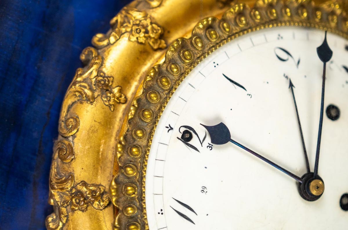 Kék bársonyban ringó idő – rokokó keretes német falióra - Image 2