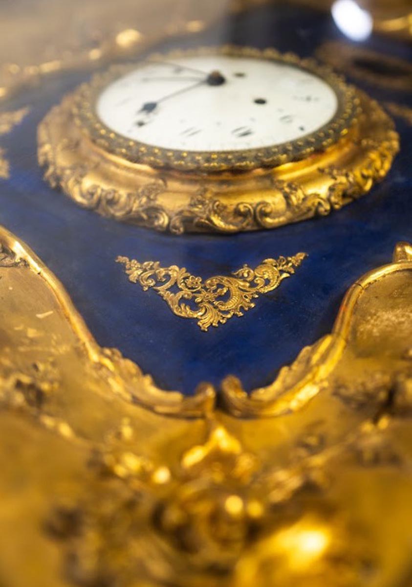 Kék bársonyban ringó idő – rokokó keretes német falióra - Image 3