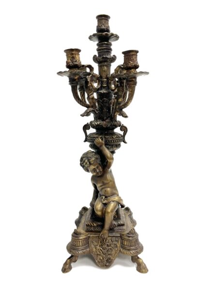 19–20. Századi francia öntöde.: Fényőrző puttó... –  ötágú bronz gyertyatartó