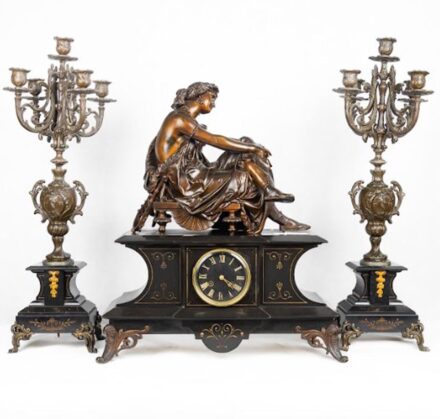 Francia manufaktúra -  pontosan nem ismert.:  Kandalló óra - Gyertyatartókkal - 2 db