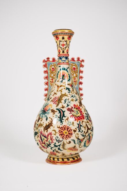 Zsolnay - Áttört szárnyfüles váza I.