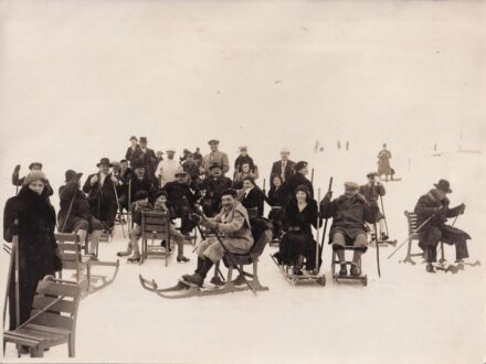 Balatoni csoportkép a jégen. Fakutyázók.