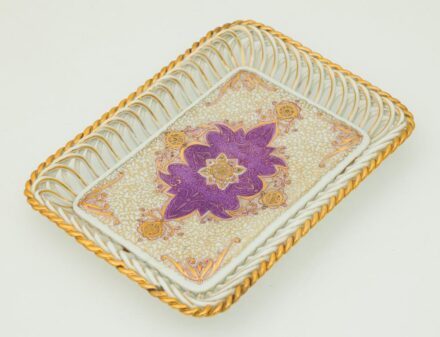 Bakos Éva (Herend) áttört szélű kosár.