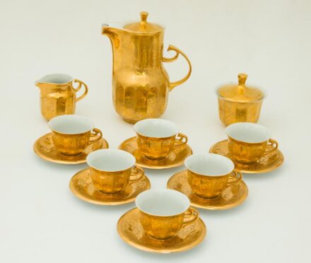 Koszorúsné mokkás készlet.