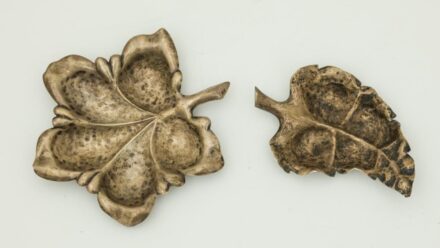 Ezüst (Ag) levél alakú kis tálkák (2 db.).