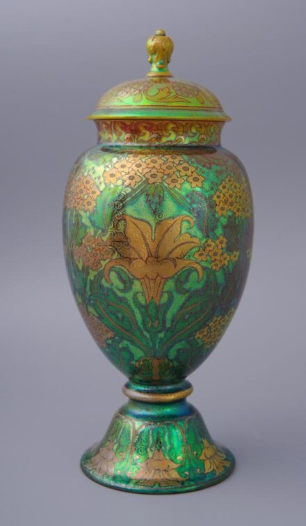 Zsolnay fedeles váza.