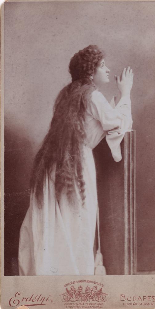 Erdélyi Mór műterme: Ismeretlen operaénekes.