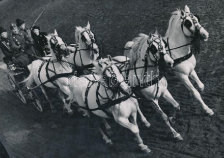 cca 1935 Kinszki Imre (1901-1945): Ötösfogat, pecséttel jelzett vintage fotóművészeti alkotás, 16x23 cm