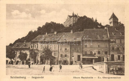 Segesvár, Sighisoara; Felső piactér, Evangélikus felső gimnázium, Gambrinus vendéglő, F. Lingner üzlete / Obere Marktzeile, Ev. Obergymnasium / market square, grammar school, restaurant, shop