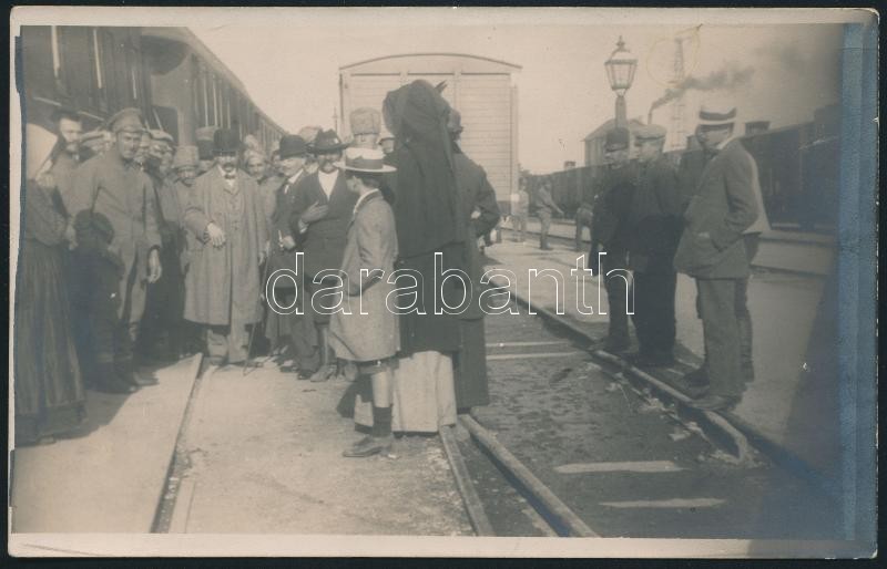 cca 1914 Katonák indulnak a frontra / Soldiers on the way to the field. 9x14 cm