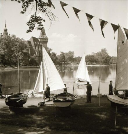 cca 1955 Budapest, vitorlások a városligeti tavon, 5 db szabadon felhasználható vintage negatív, 6x6 cm