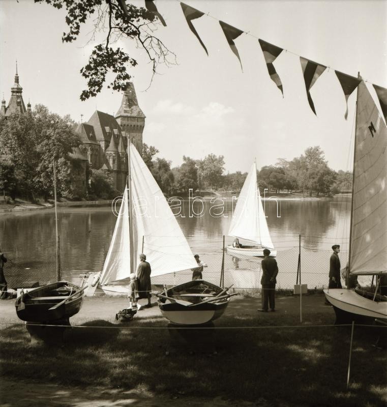 cca 1955 Budapest, vitorlások a városligeti tavon, 5 db szabadon felhasználható vintage negatív, 6x6 cm