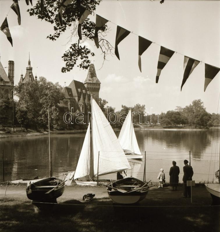 cca 1955 Budapest, vitorlások a városligeti tavon, 5 db szabadon felhasználható vintage negatív, 6x6 cm - Image 2