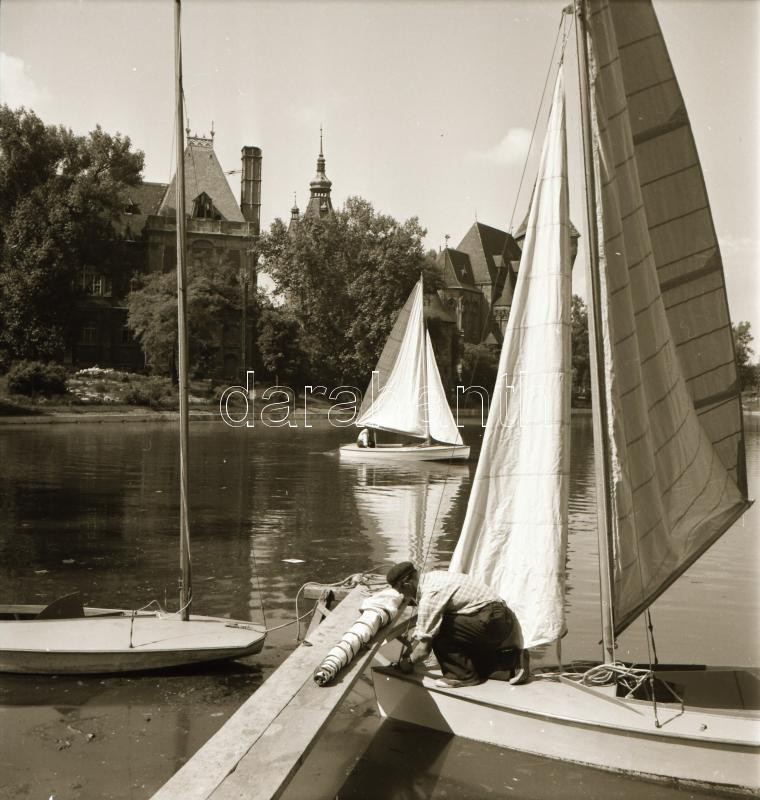 cca 1955 Budapest, vitorlások a városligeti tavon, 5 db szabadon felhasználható vintage negatív, 6x6 cm - Image 3