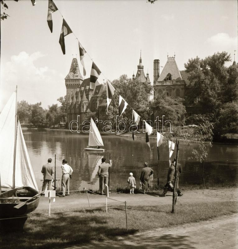 cca 1955 Budapest, vitorlások a városligeti tavon, 5 db szabadon felhasználható vintage negatív, 6x6 cm - Image 4