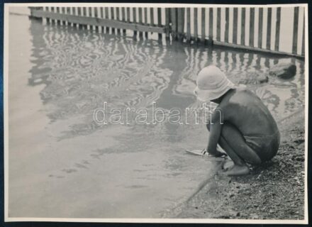 cca 1935 Kinszki Imre (1901-1945) budapesti fotóművész ,,Beach scene'c. vintage alkotása, pecséttel jelzett,12,5x17,5 cm