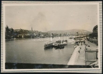 1929 Kinszki Imre (1901-1945) budapesti fotóművész jelzés nélküli, de általa feliratozott, vintage fotója (Rakpart), az egykori tároló album kartonjára ragasztva, 5,6x8,1 cm