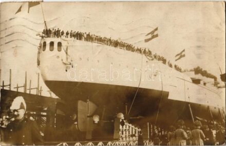 1912 Az SMS Tegetthoff, Osztrák-Magyar Haditengerészet Tegetthoff-osztályú csatahajójának vízre bocsátási ünnepsége a trieszti hajógyárban, ünneplő matrózok / K.u.K. Kriegsmarine SM Schiff 'Tegetthoff' Stapellauf / WWI