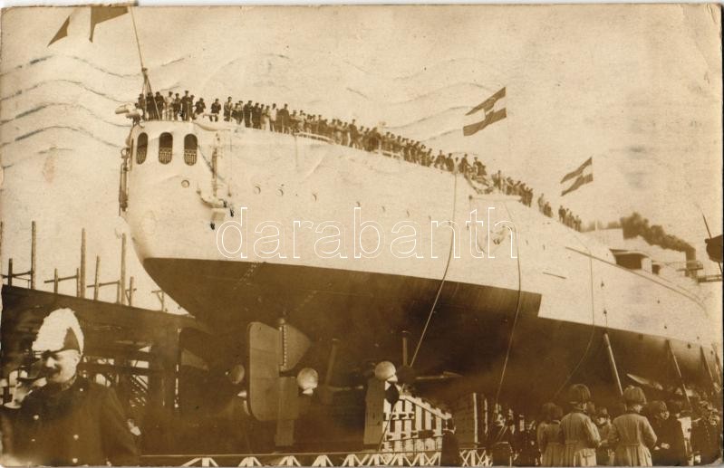 1912 Az SMS Tegetthoff, Osztrák-Magyar Haditengerészet Tegetthoff-osztályú csatahajójának vízre bocsátási ünnepsége a trieszti hajógyárban, ünneplő matrózok / K.u.K. Kriegsmarine SM Schiff 'Tegetthoff' Stapellauf / WWI