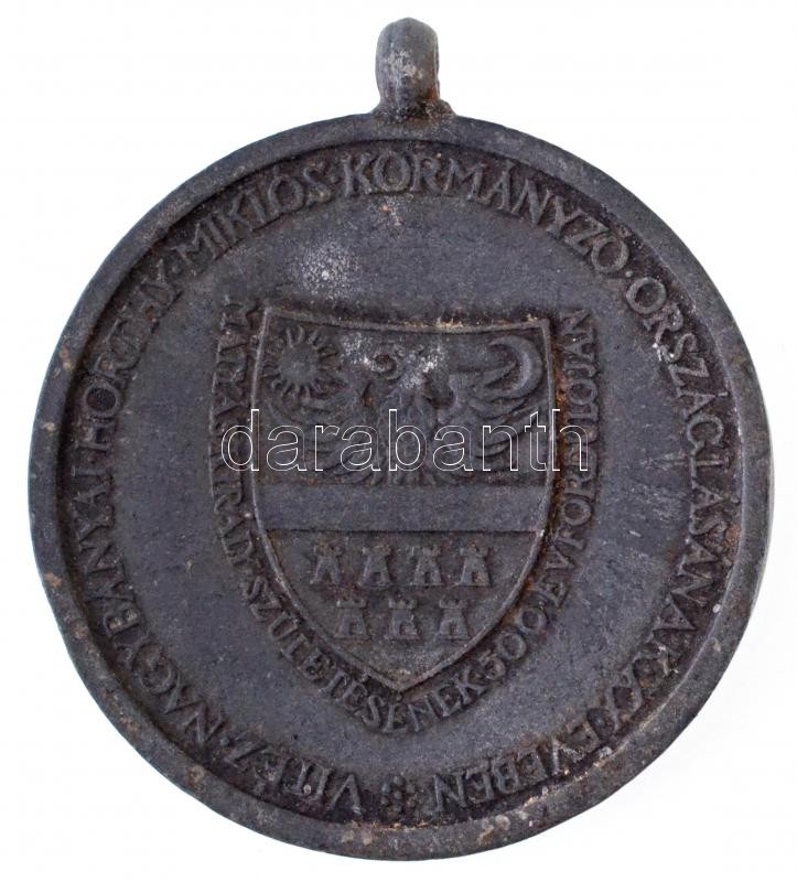 1940. 'Erdélyi részek felszabadulásának emlékére' cink emlékérem füllel, szalag nélkül. Szign.:BERÁN T:2 ph. Hungary 1940. 'Commemorative Medal for the Liberation of Transylvania' zinc medal with ear, without ribbon. Sign.:BERÁN L. - Image 2
