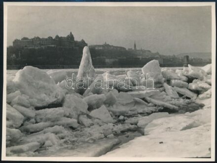 1934 Kinszki Imre (1901-1945) budapesti fotóművész hagyatékából, a szerző által feliratozott vintage fotó (jégzajlás), 12,8x17 cm