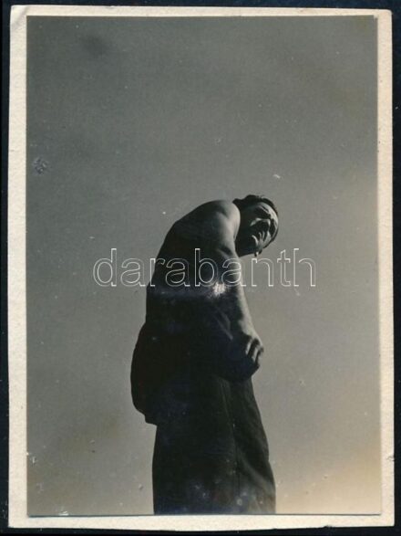 cca 1937 Kinszki Imre (1901-1945) budapesti fotóművész hagyatékából, jelzés nélküli vintage fotó, 5,2x3,8 cm