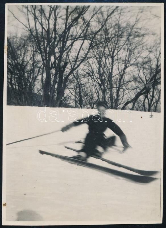 cca 1931 Kinszki Imre (1901-1945) budapesti fotóművész hagyatékából, jelzés nélküli vintage fotó, 8,1x5,9 cm