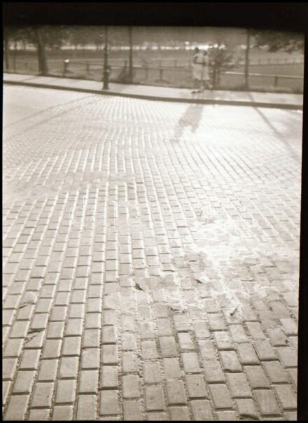 cca 1933 Kinszki Imre (1901-1945) budapesti fotóművész hagyatékából, vintage NEGATÍV (Séta), 5,5x4 cm