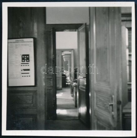 cca 1931 Kinszki Imre (1901-1945) budapesti fotóművész hagyatékából, jelzés nélküli vintage fotó (Irodák összenyitva), 5,8x5,8 cm