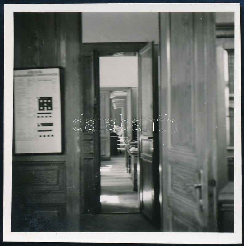 cca 1931 Kinszki Imre (1901-1945) budapesti fotóművész hagyatékából, jelzés nélküli vintage fotó (Irodák összenyitva), 5,8x5,8 cm