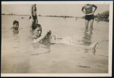 cca 1933 Kinszki Imre (1901-1945) budapesti fotóművész hagyatékából, jelzés nélküli vintage fotó (Fürdőzők), 4,9x7,3 cm