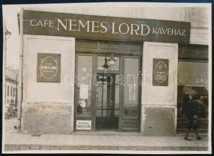1929 Kinszki Imre (1901-1945) budapesti fotóművész hagyatékából, a szerző által feliratozott vintage fotó (Budapest, Nemes Lord Kávéház, ez a szerző 132. számú felvétele), 6x8,3 cm