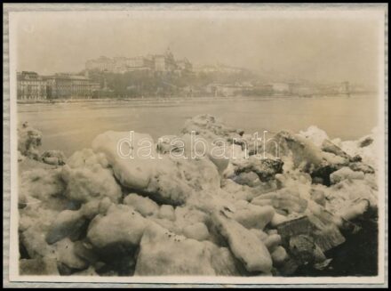 1929 Kinszki Imre (1901-1945) budapesti fotóművész hagyatékából, a szerző által datált vintage fotó (Jeges, havas előtérrel ködös látkép), 5,6x8 cm