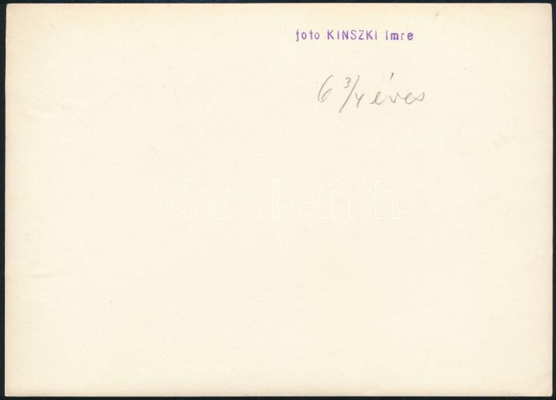 1934 Kinszki Imre (1901-1945) budapesti fotóművész pecséttel jelzett vintage fotóművészeti alkotása (Kinszki Gáborka vízben játszik), 13x18 cm - Image 2