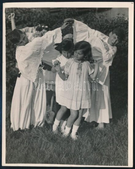 1935 Kinszki Imre (1901-1945) budapesti fotóművész által feliratozott, vintage fotó a szerző hagyatékából (Kinszki Gáborka 7 és fél éves), 16,3x13 cm