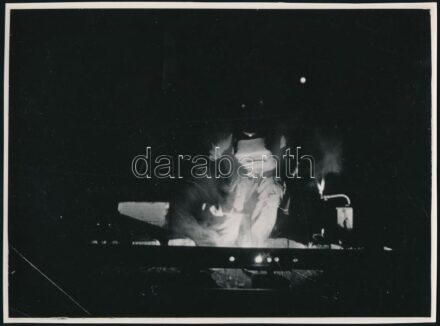 cca 1934 Kinszki Imre (1901-1945) budapesti fotóművész hagyatékából pecséttel jelzett, vintage fotóművészeti alkotás, a képen törésvonal (Hegesztő), 17,3x23,4 cm