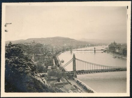 cca 1929 Kinszki Imre (1901-1945) budapesti fotóművész hagyatékából, jelzés nélküli vintage fotó (Erzsébet híd), 4,3x5,8 cm